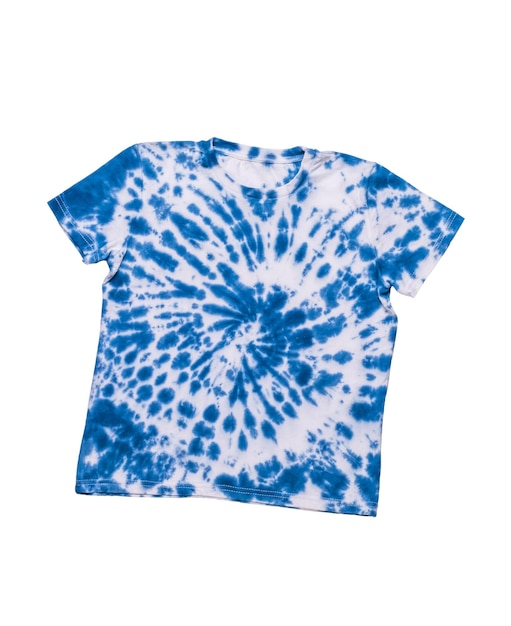 Tie dye camiseta con un patrón azul espiral aislado sobre un fondo blanco.