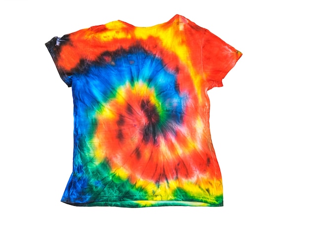 Tie dye t-shirt mit einem hellen spiralmuster auf einer weißen oberfläche isoliert