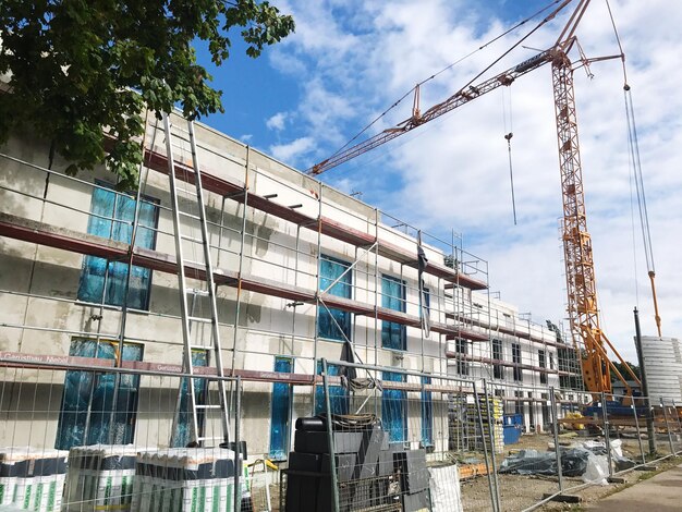 Tiefansicht der Baustelle vor dem Himmel in der Stadt