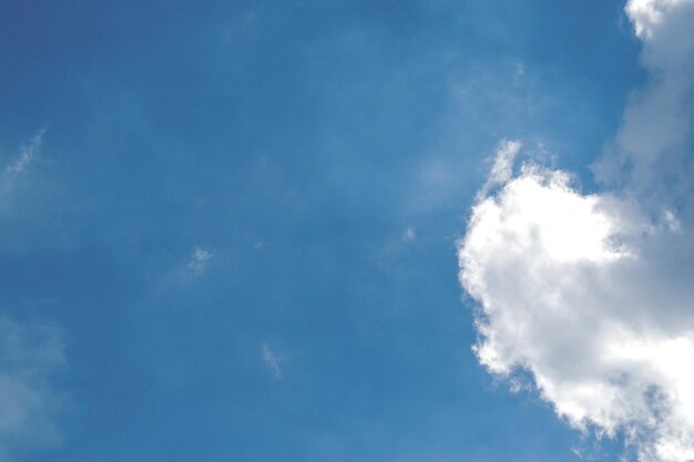 Foto tiefblau herbsthimmel mit weißen wolken naturfotografie