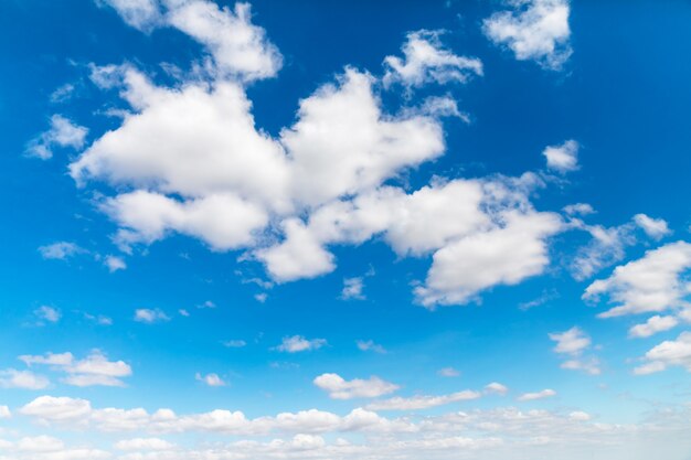 Tiefblauer Himmel mit weißen Wolken