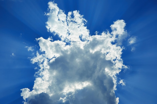 Foto tiefblauer himmel mit wolken naturhintergrund