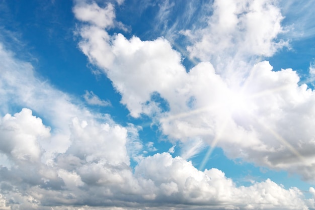 Tiefblauer Himmel und Sommersonne