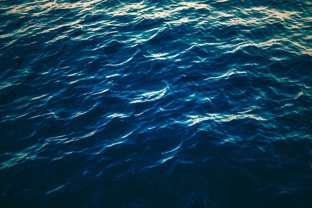 Tiefblauer Ozeanwasserbeschaffenheits-dunkler Meereswellenhintergrund als Natur- und Umweltdesign
