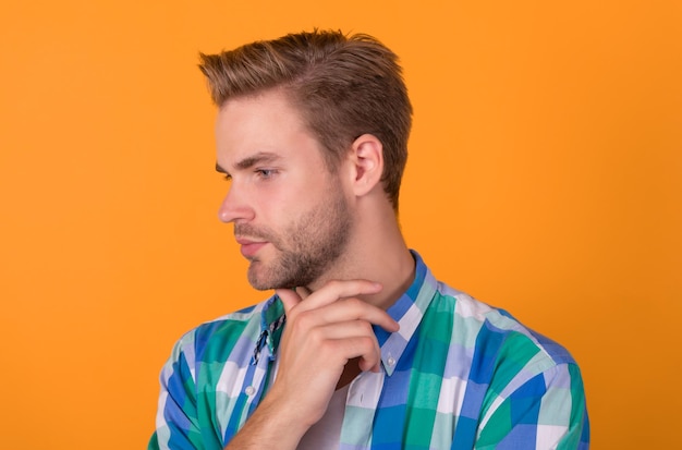 Tiefdenkender Denker Denker Mann gelber Hintergrund Profil eines nachdenklichen Typen Kerl mit nachdenklichem Gesicht Denken ist gut