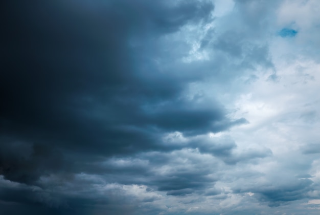 Tiefdunkler Himmel, Gewitterwolken. Schöner stürmischer Himmel.