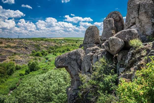 tiefe Aktovo-Schlucht mit Fluss und bewölktem Himmel