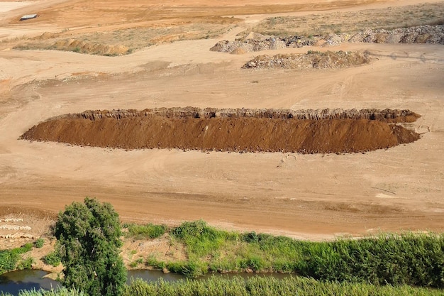 Tiefe Sandgrube für Müll auf dem Feld gegraben