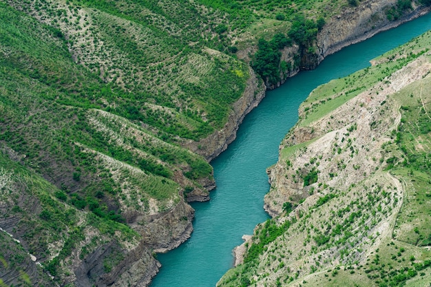 Tiefe Schlucht der Berglandschaft mit einem blauen Fluss