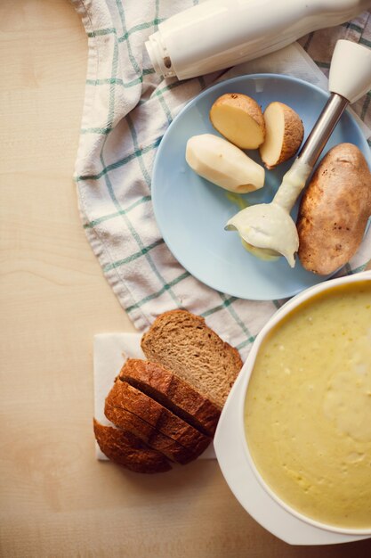 Tiefer Teller mit Kartoffelpüree und Roggenbrotscheiben