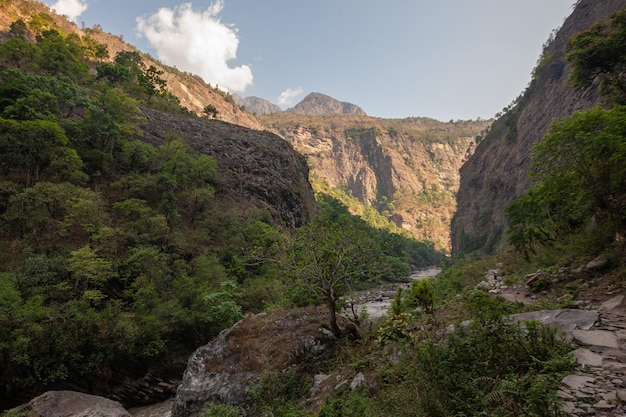 Tiefes Bergtal im Himalaya am frühen Morgen