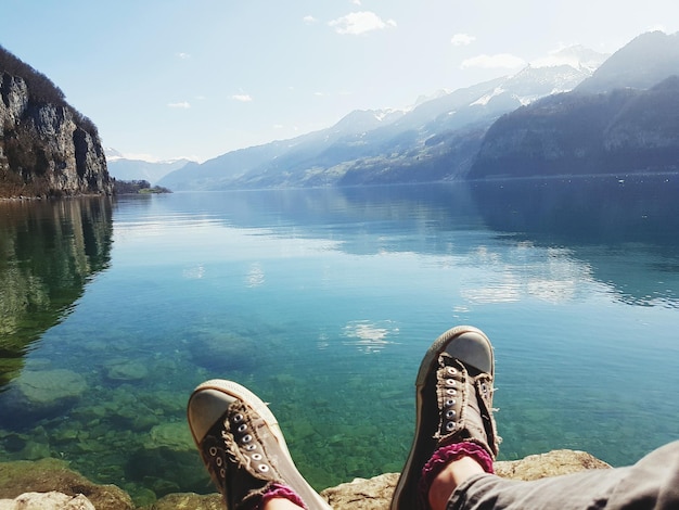 Foto tiefes bild einer person auf einem see gegen berge