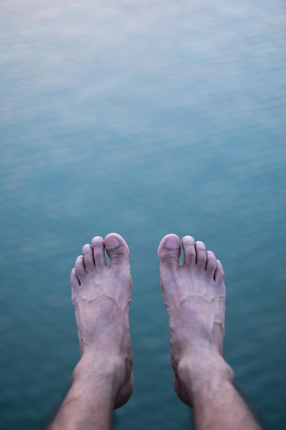 Tiefes Teil des Mannes gegen das Meer