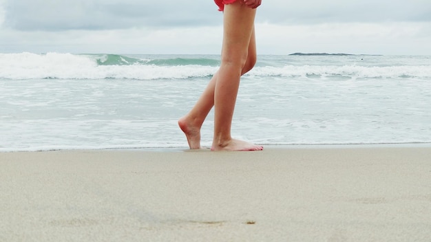 Tiefes Teil einer Frau am Strand