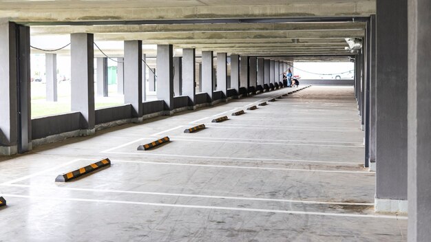 Tiefgarage befindet sich unter dem Wohnhaus. Lagerplatz für den persönlichen Transport der Stadtbewohner.