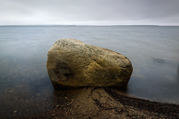 Tiefpunkt im klaren Wasser des Meeres