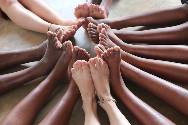 Foto tiefste gruppe von freunden, die auf dem boden liegen