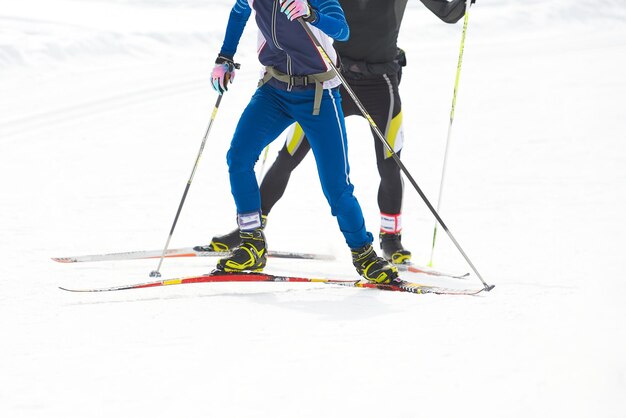 Tiefste Gruppe von Leuten, die auf Schnee Ski fahren