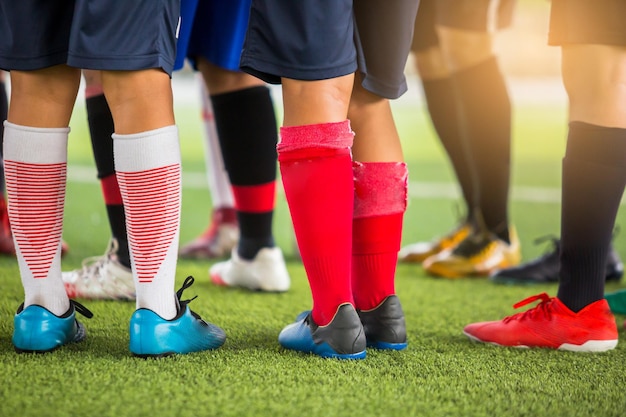 Foto tiefste gruppe von menschen, die auf dem fußballfeld stehen