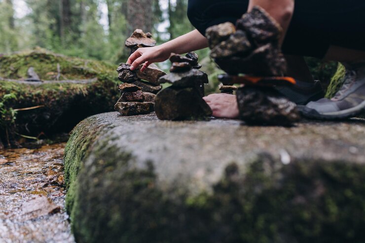 Foto tiefste gruppe von menschen, die auf einem felsen im wald sitzen
