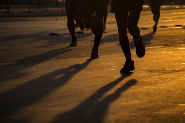 Tiefste Gruppe von Menschen, die mit Schatten auf der Straße laufen
