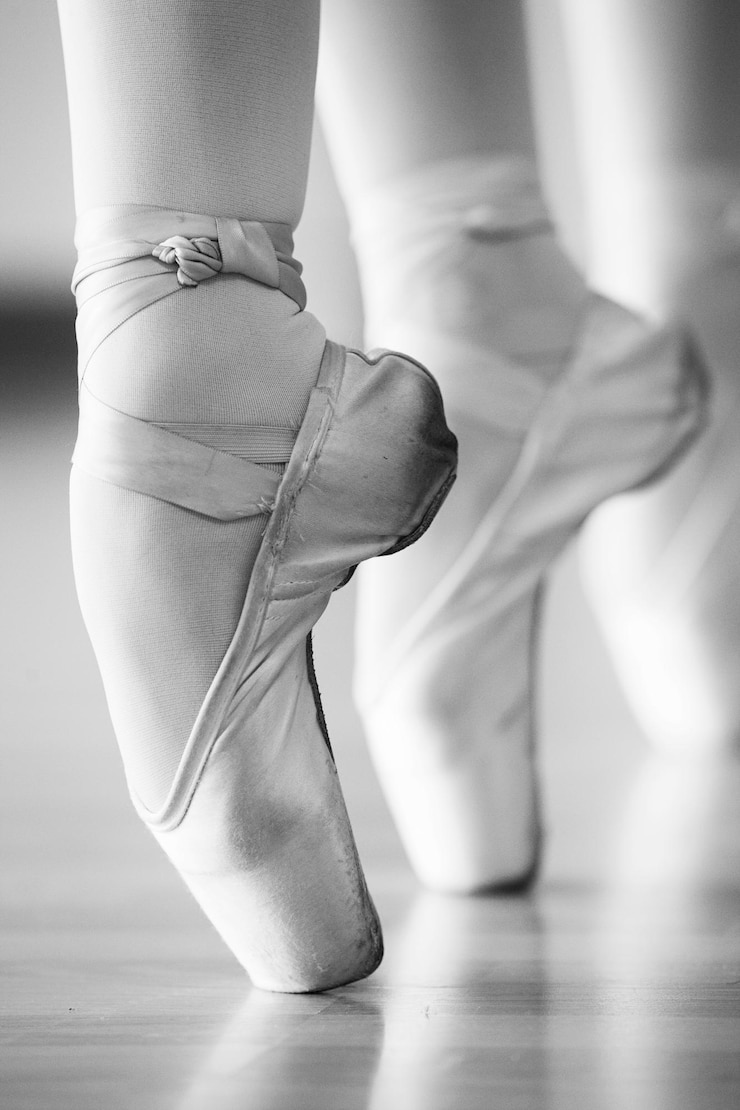 Foto tiefste sektion einer balletttänzerin, die im studio tanzt