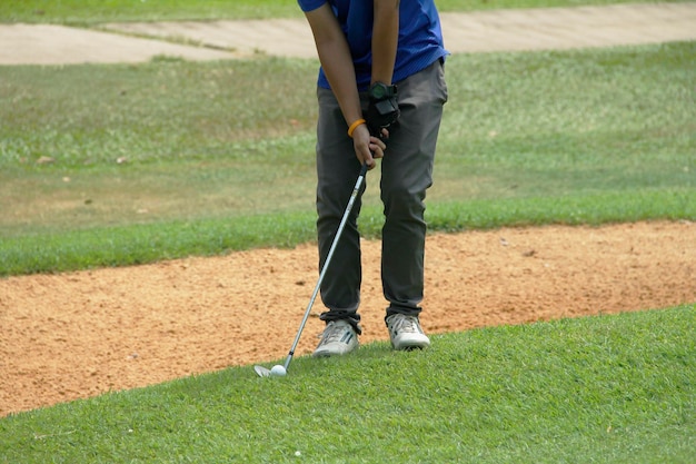 Tiefste Sequenz eines Mannes, der auf einem Golfplatz steht