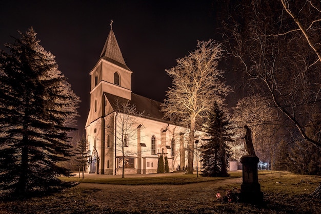 Tiefwinkel-Aufnahme einer Kirche in der Nacht in Boguszyce Opole Voivodeship Polen