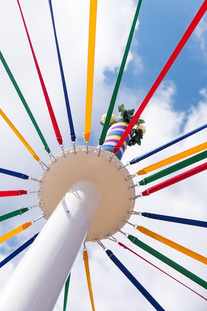 Tiefwinkel-Aufnahme einer Stange mit farbigen Bändern an einem traditionellen englischen Maypole-Tanztag