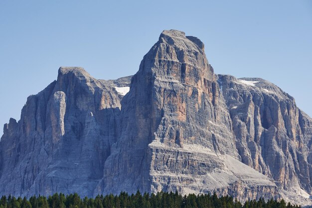 Foto tiefwinkelansicht auf felsige berge vor klarem himmel