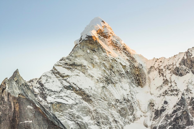 Tiefwinkelansicht auf schneebedeckte Berge vor klarem Himmel