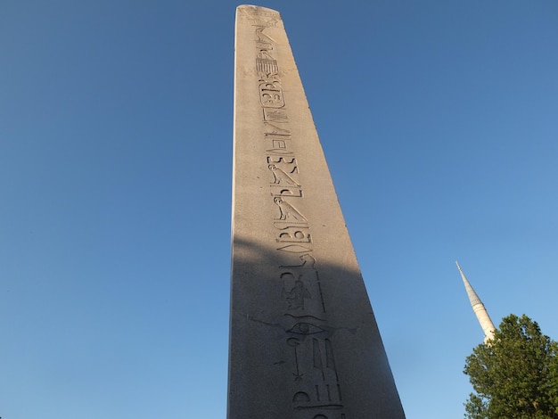 Tiefwinkelansicht des Textes vor klarem blauen Himmel