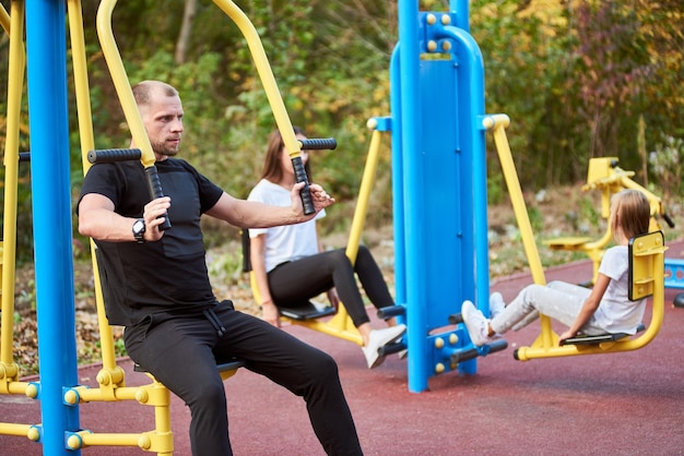 Tiempo activo en familia en el gimnasio al aire libre