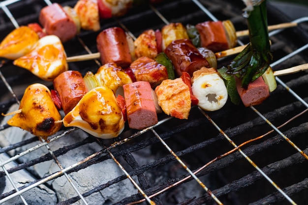 tiempo de barbacoa con salchicha satay y pimentón verduras asadas en un plato caliente