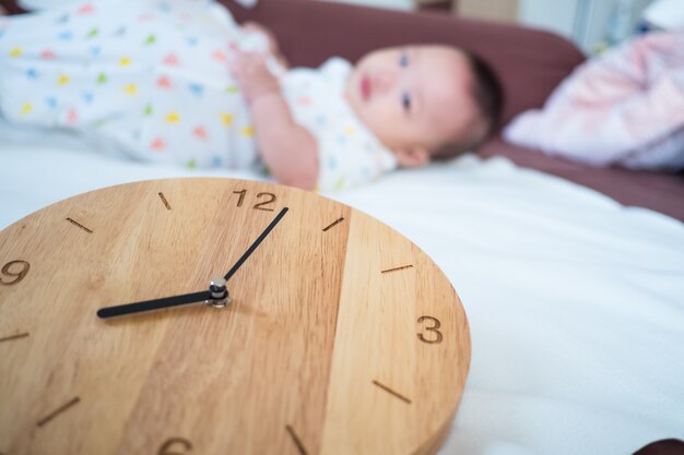 Tiempo para el bebé: bebé recién nacido y reloj de madera