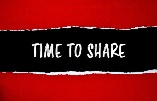 Tiempo para compartir mensaje escrito en papel rojo rasgado con fondo negro Tiempo conceptual para compartir símbolo Espacio de copia