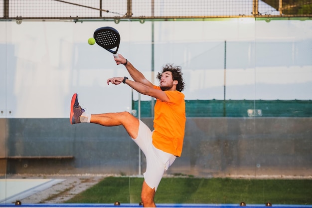 Tiempo completo de un joven jugando al tenis