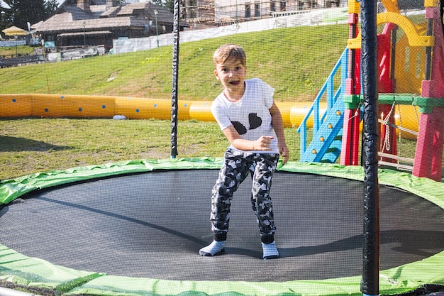 Tiempo completo de niño jugando al aire libre