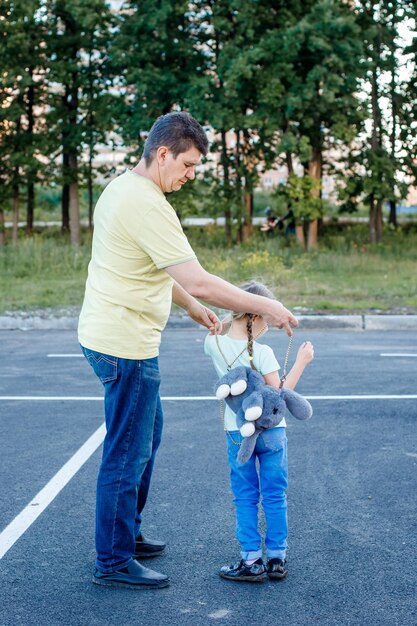 Foto tiempo completo de padre e hijo en el camino