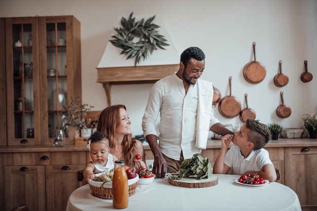 Tiempo completo de padre e hijo en la mesa