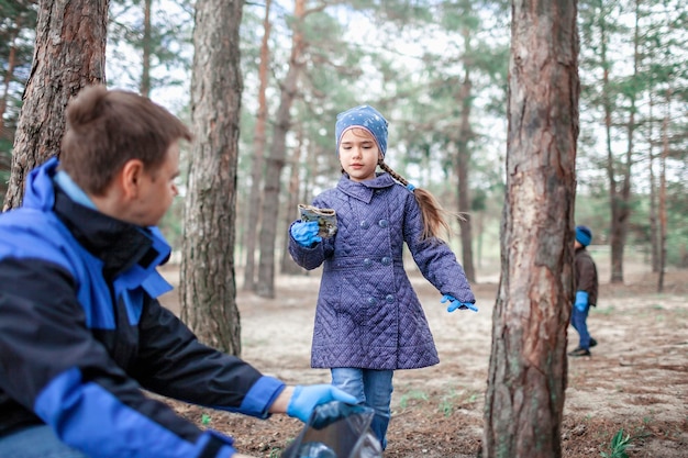 Tiempo completo de padre e hijo en el tronco de un árbol en el bosque