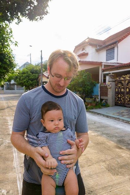 Foto tiempo completo de padre e hijo