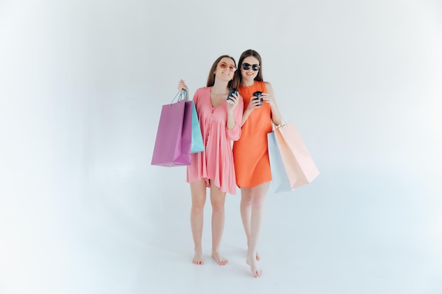 Tiempo de compras. Dos mujeres haciendo compras