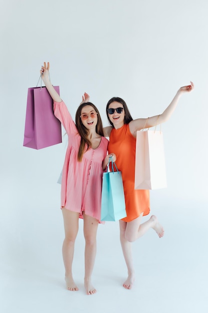 Tiempo de compras. Dos mujeres haciendo compras