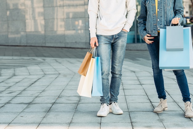 Tiempo de compras Ocio casual de pareja urbana Hombre y mujer con bolsas de papel