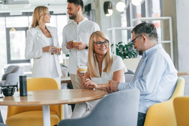 Tiempo de descanso con bebidas Grupo de empresarios profesionales está en la oficina