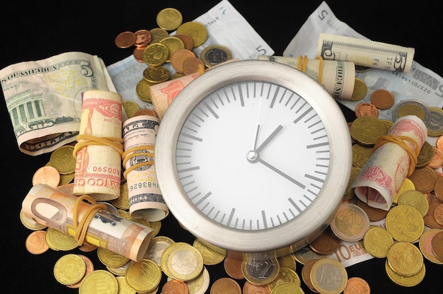 Foto el tiempo es dinero concepto un reloj y moneda