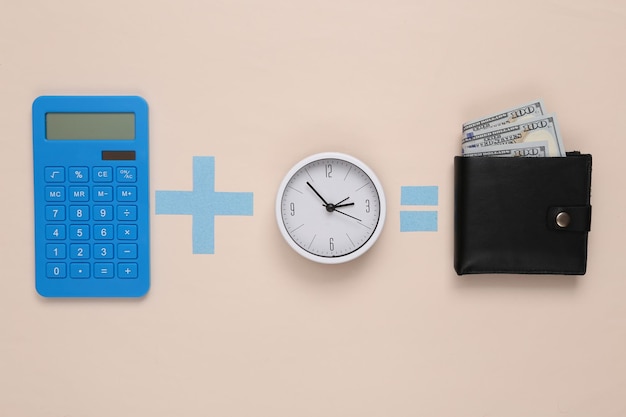 El tiempo es dinero Ecuación con reloj de calculadora y billetera sobre fondo beige
