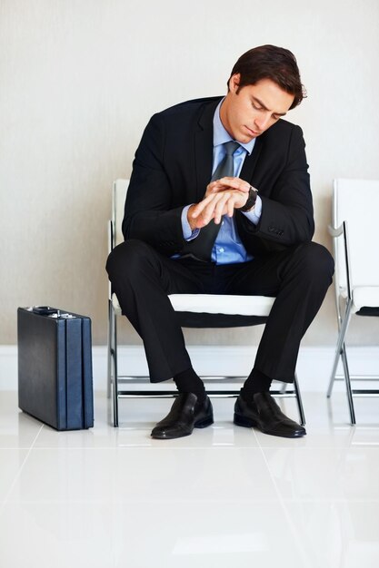 El tiempo es dineroEmpresario comprobando la hora El tiempo es dinero Retrato de un joven empresario comprobando la hora en el reloj de pulsera