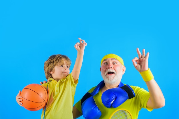 Tiempo en familia abuelo y nieto muestra signo ok deporte familiar anciano con guantes de boxeo niño sostiene